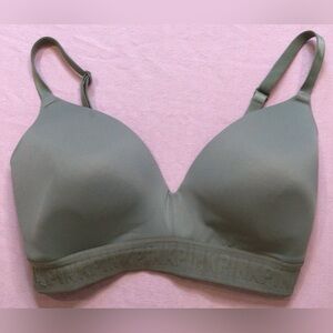 PINK Victoria's Secret wear everywhere wireless lightly lined Bra size 34 DD